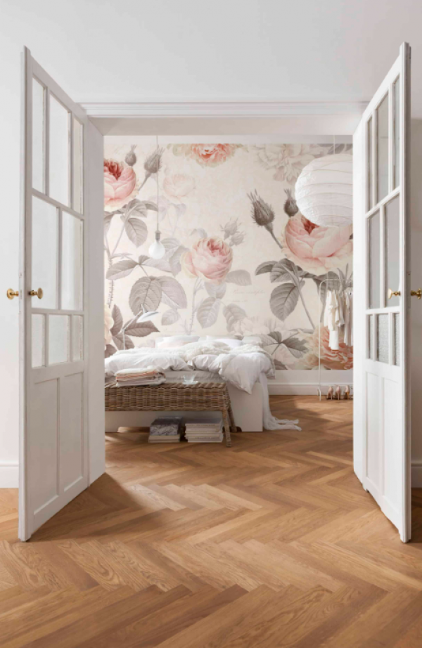 Dinding dengan wallpaper bunga-bunga besar